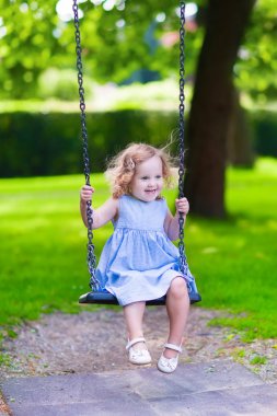 Salıncaktaki küçük kız