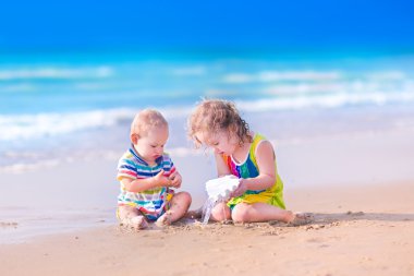 plajda oynayan çocuklar