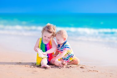 plajda oynayan çocuklar