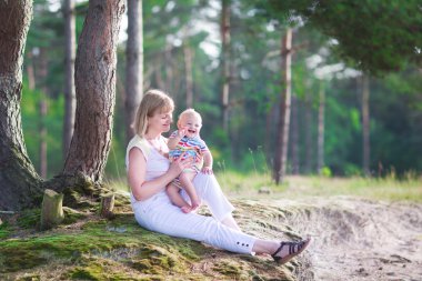bir bebekle oynarken güzel kadın
