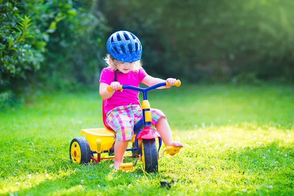 Barn girl på cykel — Stockfoto