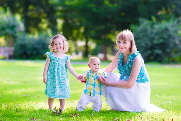 Ung familj i trädgården — Stockfoto