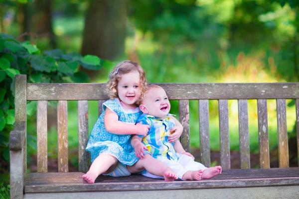 Brother and sister in a park — Stock Photo, Image