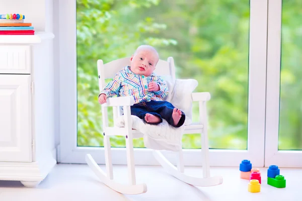 Baby jongen n een schommelstoel — Stockfoto