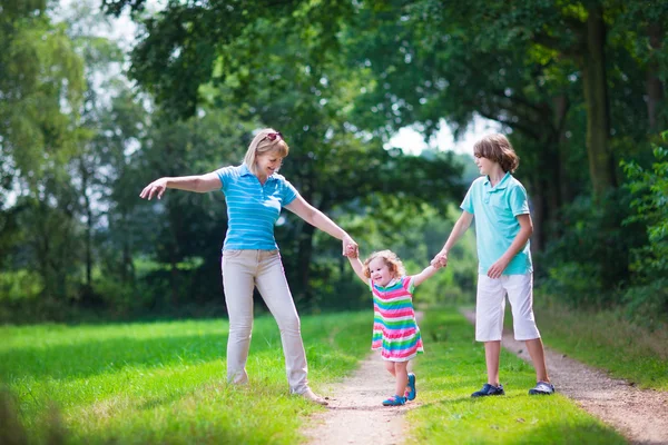 Randonnée en famille dans un bois de pin — Photo