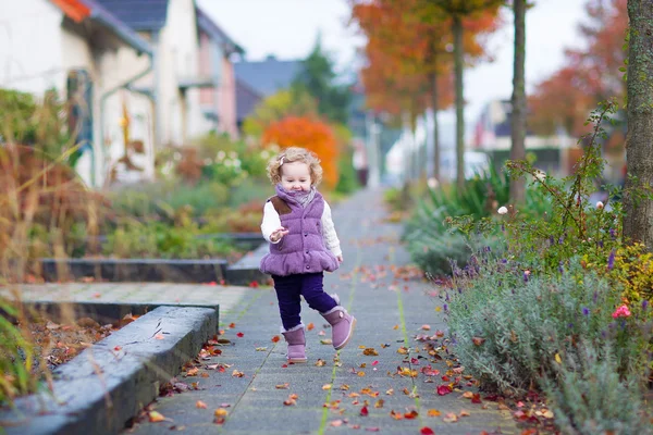 Petite fille courant dans une rue d'automne — Photo