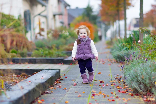 Liten flicka i höst — Stockfoto