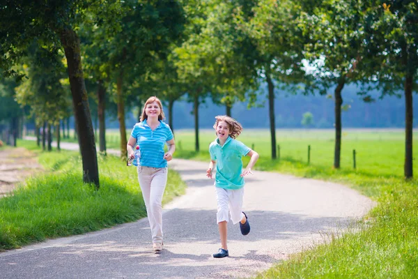 Famiglia che corre in un campo — Foto Stock