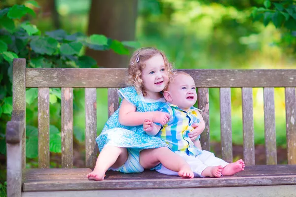 Bror och syster i en park — Stockfoto