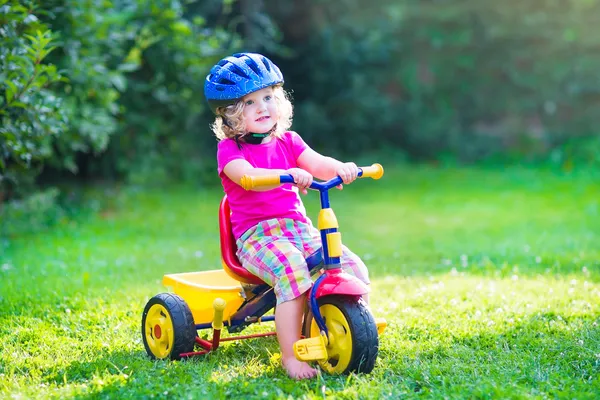 Menina da criança em uma bicicleta — Fotografia de Stock