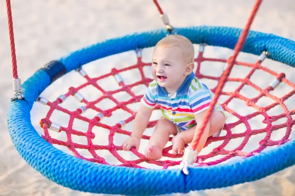 Babyjongen op een schommel — Stockfoto