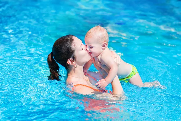 Moeder en baby in zwembad — Stockfoto