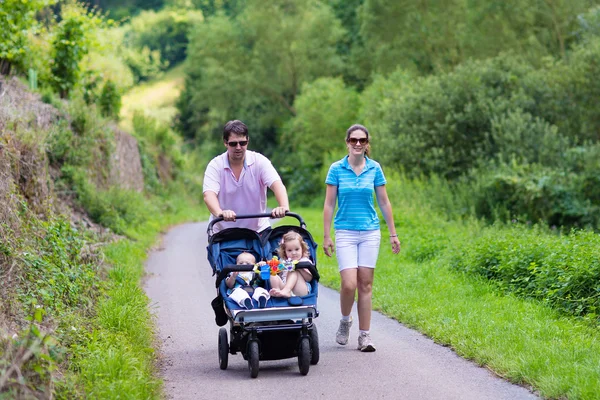 Genitori con passeggino doppio — Foto Stock