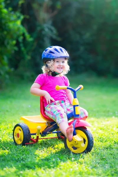 蹒跚学步的女孩，在一辆自行车 — Φωτογραφία Αρχείου