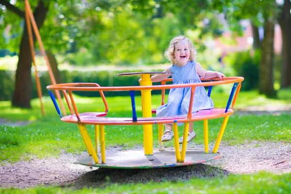 Niña en un parque infantil —  Fotos de Stock