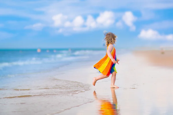 Menina correndo em uma praia — Fotografia de Stock