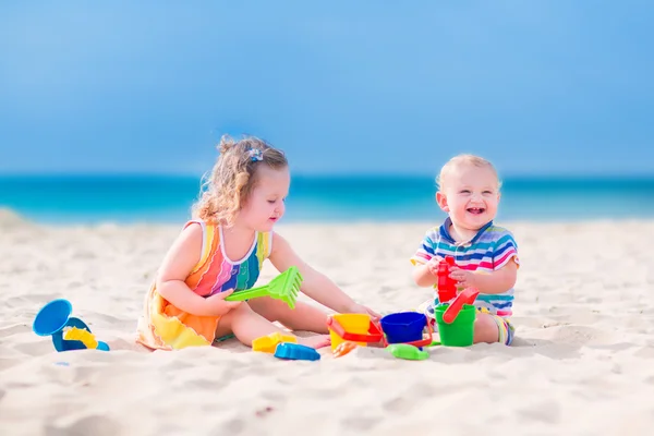 Crianças brincando na praia — Fotografia de Stock