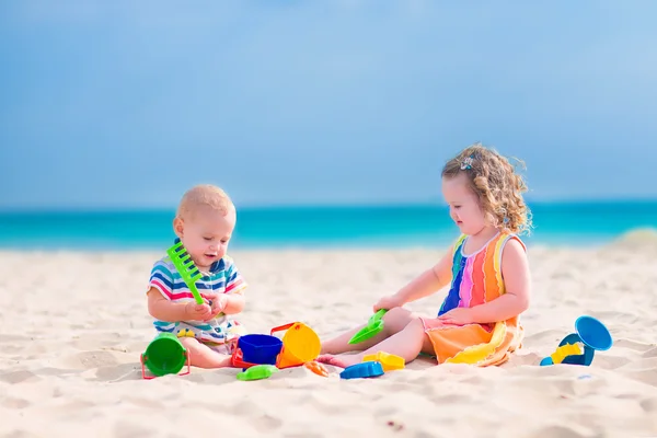 Kinderen spelen op het strand — Stockfoto