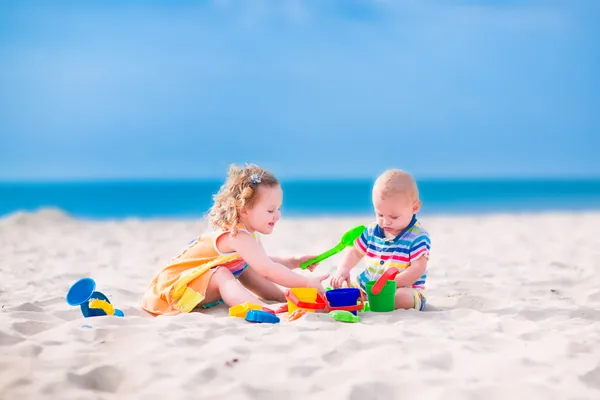 Kinder spielen am Strand — Stockfoto