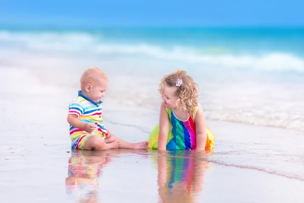 Fratello e sorella su una spiaggia — Stok fotoğraf