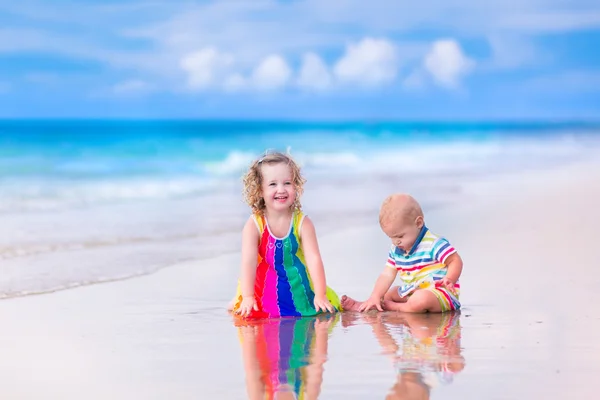Copiii se joacă pe plajă — Fotografie, imagine de stoc