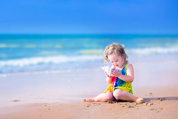 Little girl with a seashell — Stock Photo, Image