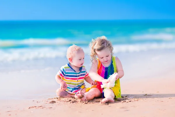 Kinderen spelen op het strand — Stockfoto