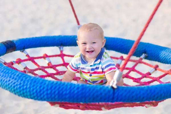 Babyjongen op een schommel — Stockfoto