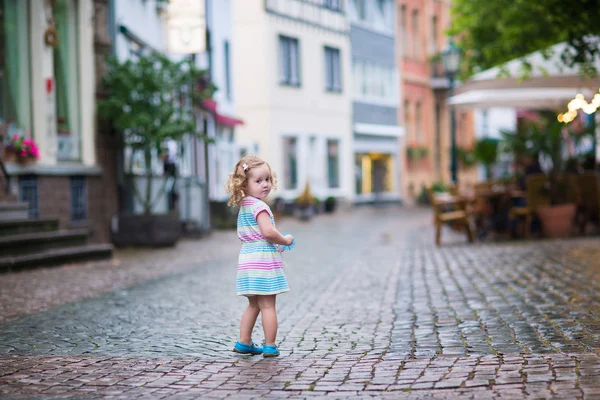 Malá holčička v městě — Stock fotografie