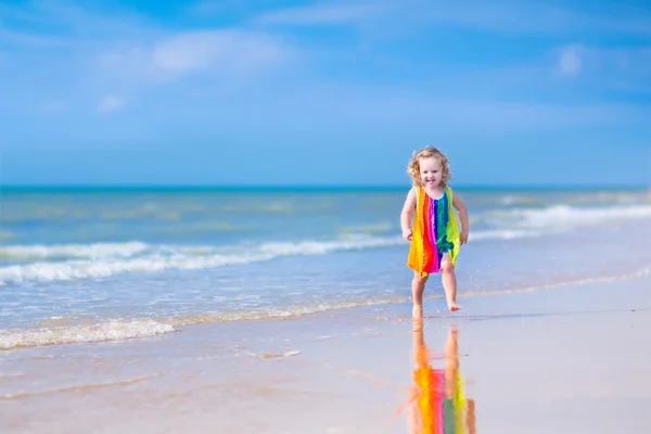 Petite fille courant sur une plage — Photo