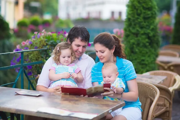 Famille dans un café extérieur — Photo