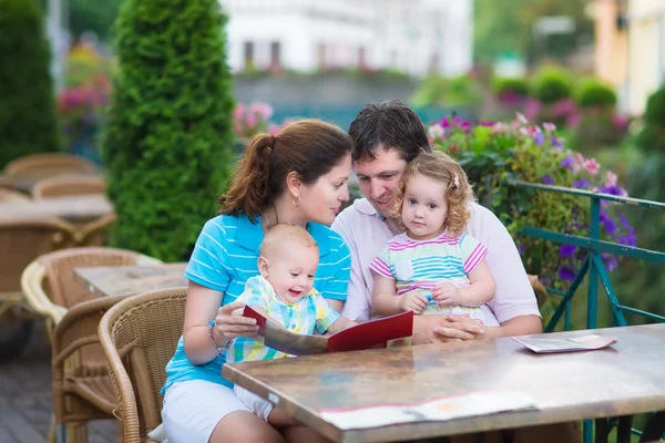 Familie in een buiten café — Stockfoto