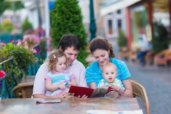 Семья в кафе на улице — стоковое фото