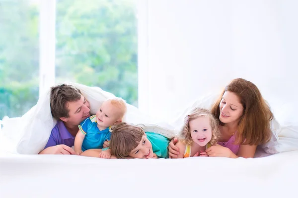 Büyük mutlu bir aile yatak odasında — Stok fotoğraf