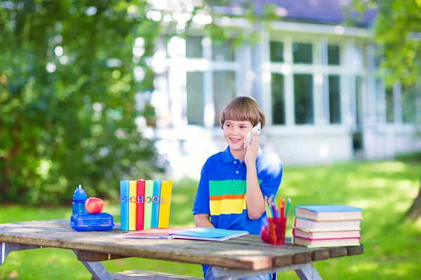 Felice ragazzo tornando a scuola — Foto Stock