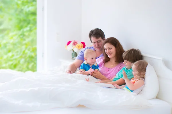 Glückliche große Familie im Bett — Stockfoto