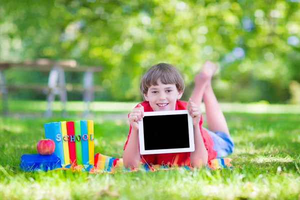 Mutlu okul çocuğu tablet PC — Stok fotoğraf