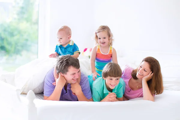 Família grande feliz em uma cama — Fotografia de Stock