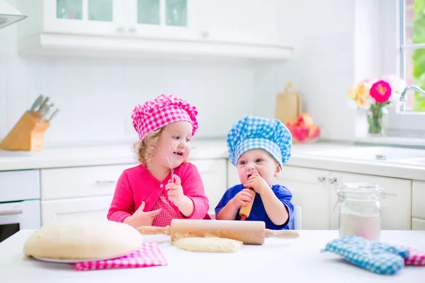 Kids baking pie — Stock Photo, Image