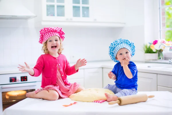 Kids baking pie — Stock Photo, Image