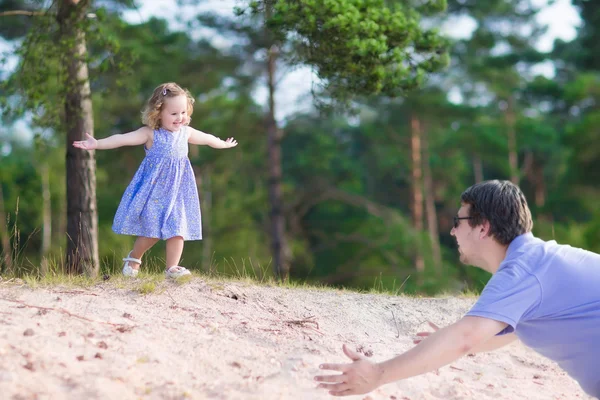 Padre e hija jugando en un bosque —  Fotos de Stock