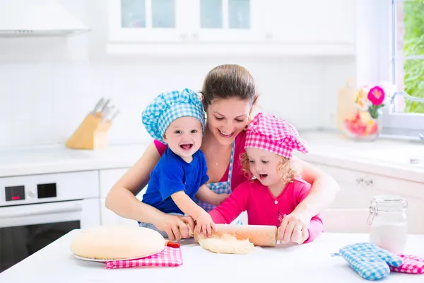 Мать и дети пекут пирог — стоковое фото