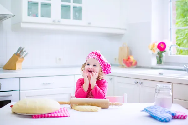 Menina bonito fazendo uma torta — Fotografia de Stock