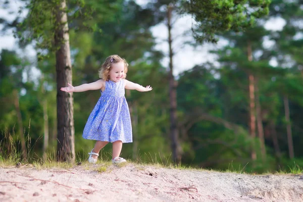 Liten flicka kör på sanddyner — Stockfoto