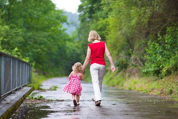 Mor och dotter går i en park — Stockfoto