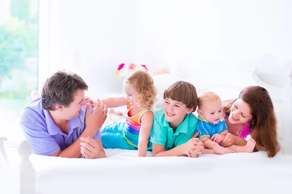 Happy big family in a bed — Stock Photo, Image