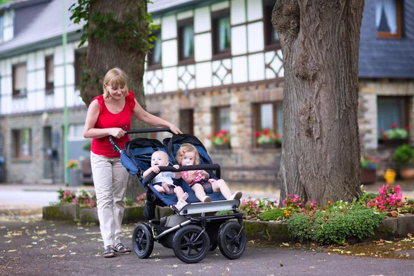 Žena s double kočárek — Stock fotografie