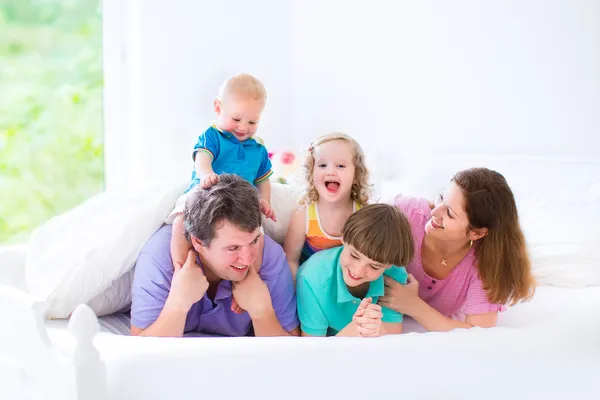 Feliz gran familia en una cama — Foto de Stock