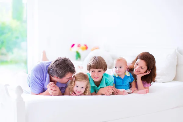 Lycklig storfamilj i en säng — Stockfoto