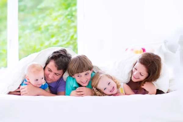Glückliche große Familie im Bett — Stockfoto